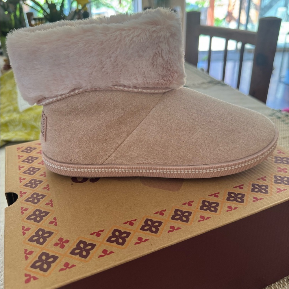 Skechers cozy campfire ultra plush booties.